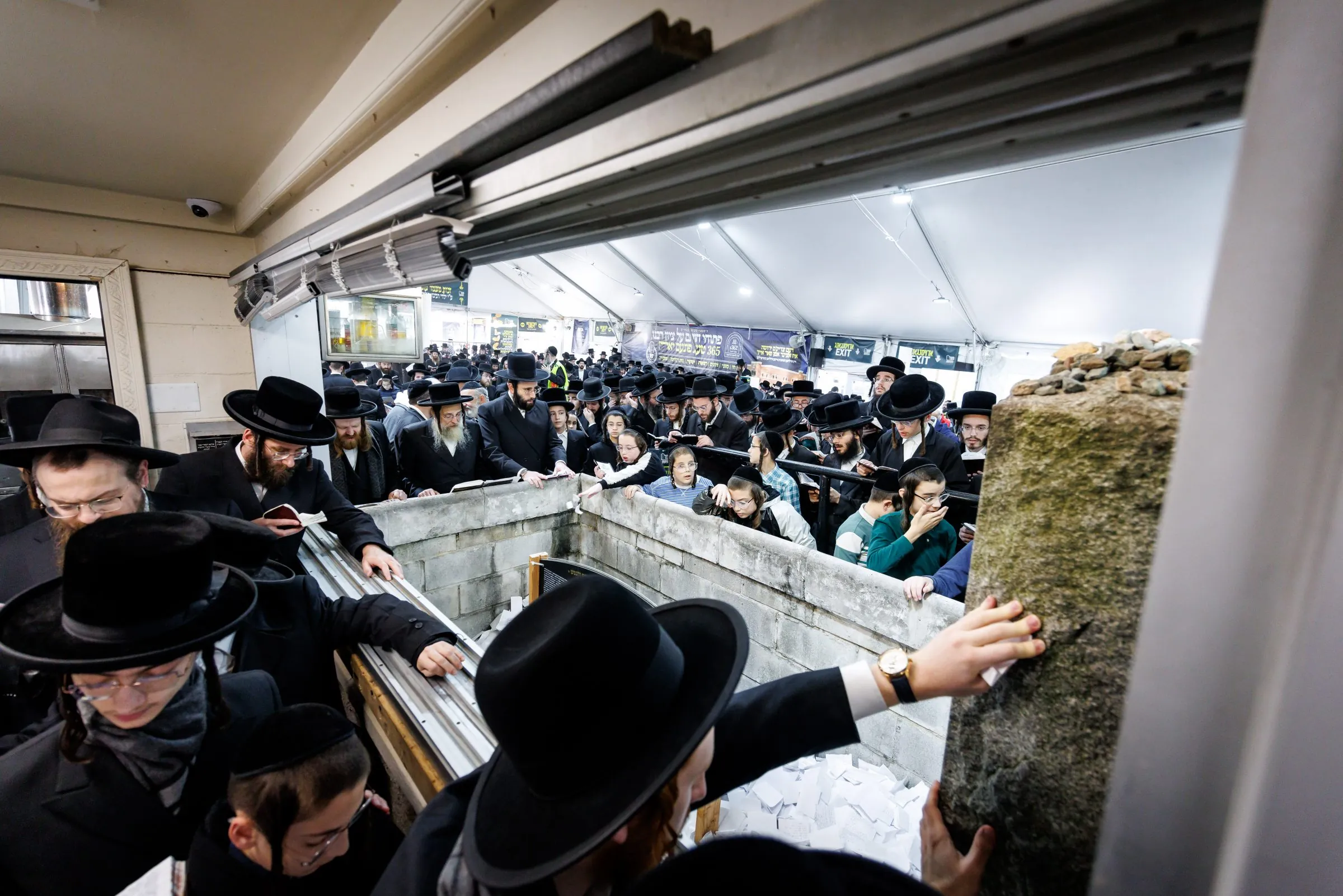 Chassidim at the matzeiva