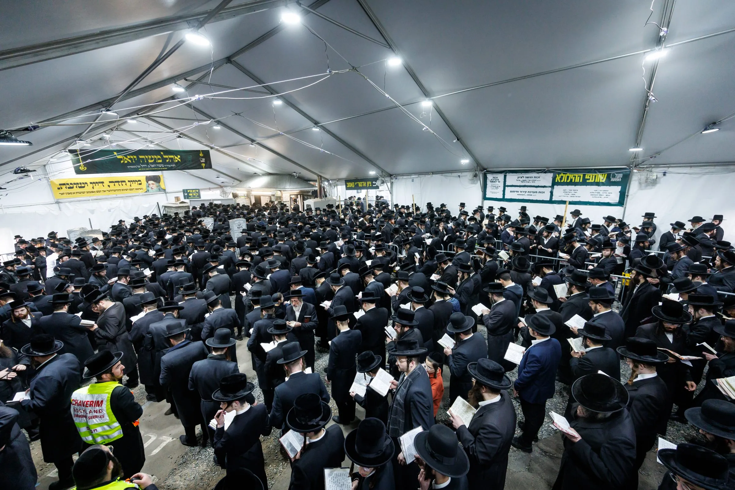 Thousands davening at the tziyun